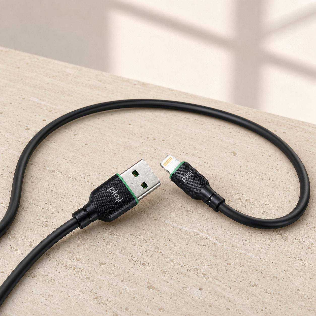 كابل USB-A إلى Lightning أسود